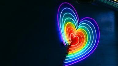 cuore con colori pride